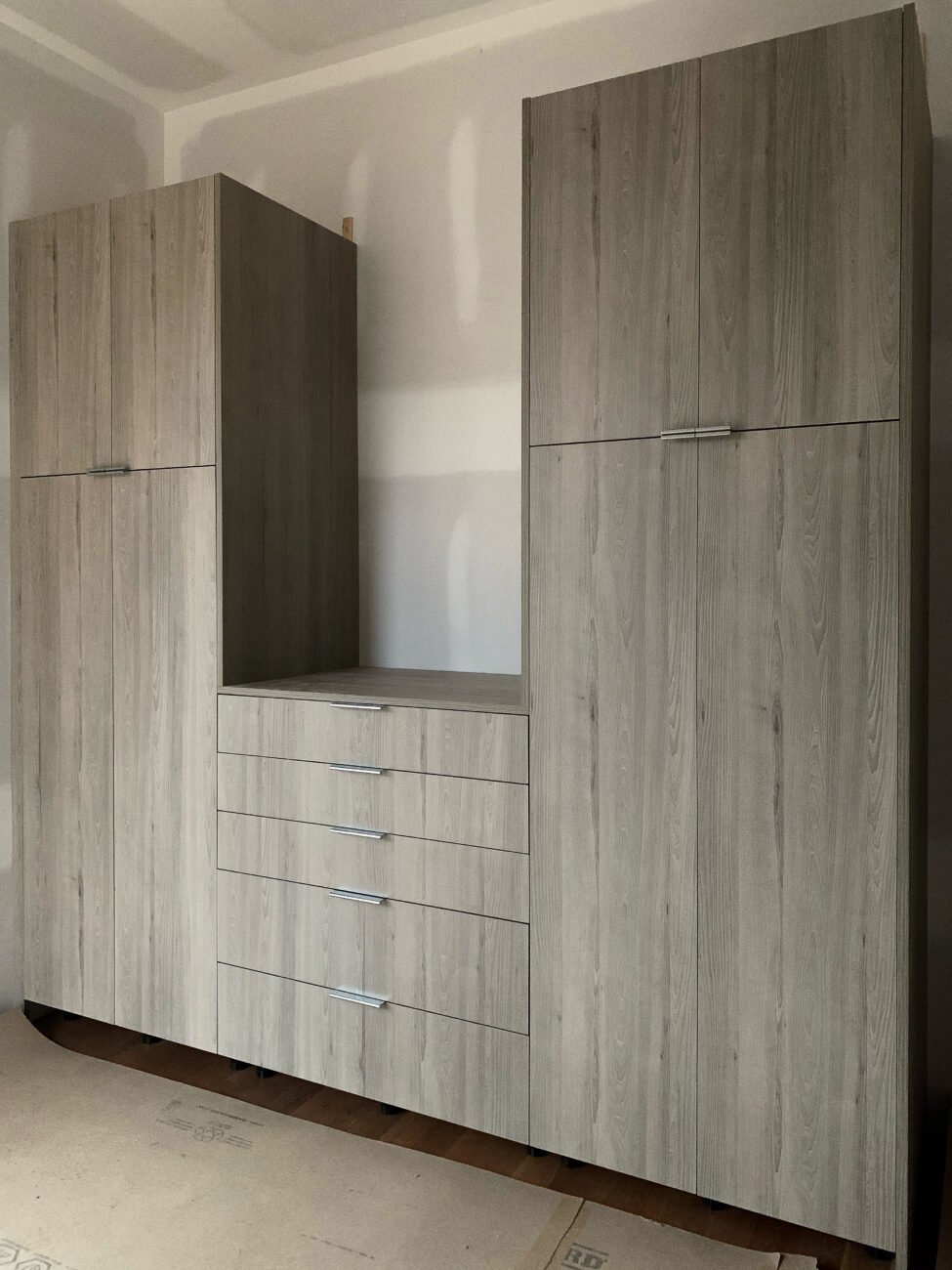 cusotm frameless cabinets as a wardrobe